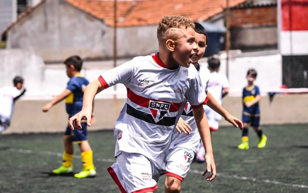 Aluno em atividade de fundamentos com bola